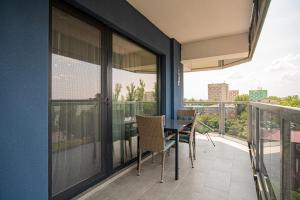 Ein Balkon oder eine Terrasse in der Unterkunft ByTheSea Superior Apartments