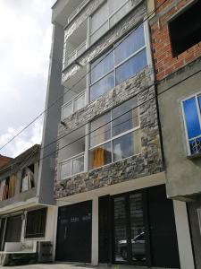 Home Café- Apartahotel في مونتينيغرو: مبنى به كلب يطل من النافذة