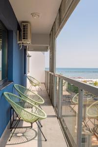 Ein Balkon oder eine Terrasse in der Unterkunft ByTheSea Superior Apartments