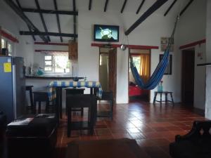 ein Wohnzimmer mit einem Tisch und Stühlen sowie einem TV in der Unterkunft Villa Lourdes in Villa de Leyva