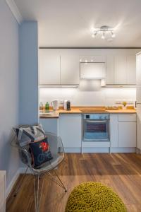 Köök või kööginurk majutusasutuses Scottish Stays - The Allanfield Apartment