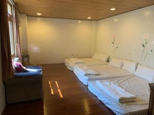 3 Betten stehen in einem Zimmer zur Verfügung in der Unterkunft 福緣白龍宮海景 in Xiaoliuqiu