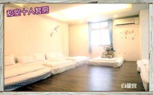 Ein Bett oder Betten in einem Zimmer der Unterkunft 福緣白龍宮海景