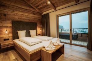 una camera da letto con un letto grande e una grande finestra di Rufana Alpin a Bürserberg