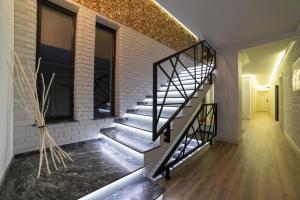 - un escalier dans une pièce dotée d'un mur en briques dans l'établissement Villa Dwa Morza, à Jastarnia