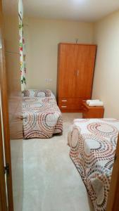 1 dormitorio con 2 camas y vestidor en Apartamento Pergar II Alojamiento para empresas-WIFI 4 Personas en Las Gabias