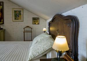 Tempat tidur dalam kamar di LOFT OIA - ES UNA FILOSOFIA DE VIDa