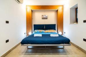 - une chambre avec un lit bleu dans l'établissement La Stella di Chiaia, à Naples
