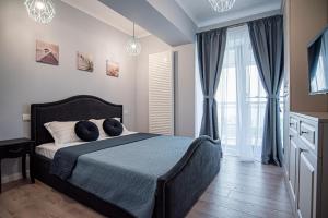 Кровать или кровати в номере ByTheSea Superior Apartments