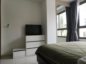 um quarto com uma cama e uma TV de tela plana em 2BDR in Water Resort close to WalkingStreet em Pattaya Sul
