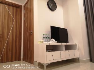 Uma televisão e/ou sistema de entretenimento em 2BDR in Water Resort close to WalkingStreet