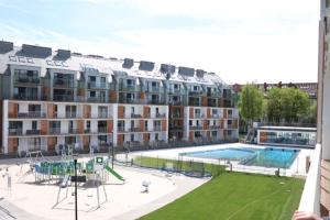Bazén v ubytovaní Apartamenty Sunrise Kolobrzeg Podczele alebo v jeho blízkosti