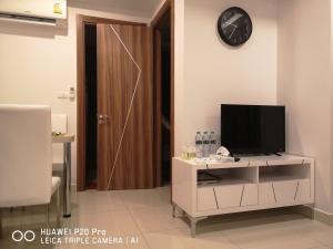 Uma televisão e/ou sistema de entretenimento em 2BDR in Water Resort close to WalkingStreet