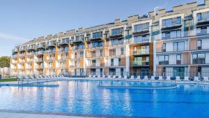 Bazén v ubytovaní Apartamenty Sunrise Kolobrzeg Podczele alebo v jeho blízkosti