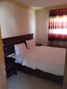 Un pat sau paturi într-o cameră la Petra Visitors Hotel