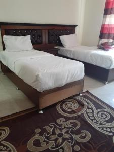Un pat sau paturi într-o cameră la Petra Visitors Hotel