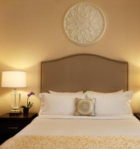 En eller flere senger på et rom på Hotel Santa Barbara