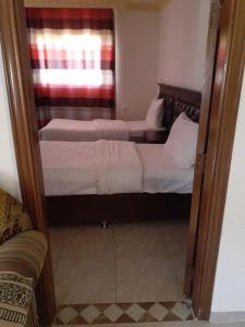 Un pat sau paturi într-o cameră la Petra Visitors Hotel