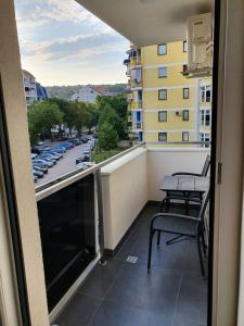 - un balcon avec vue sur le parking dans l'établissement Apartman Lux Doboj, à Doboj