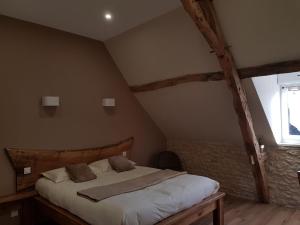 Postel nebo postele na pokoji v ubytování L'étable gourmande chambres d'hôtes et ferme auberge