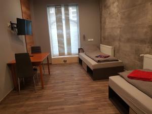 En eller flere senger på et rom på Apartamenty Bednarska 2a