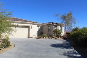 uma casa com garagem e uma entrada em Four Seasons Stunner em Palm Springs