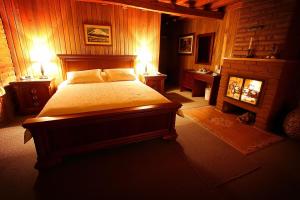 1 dormitorio con 1 cama con 2 luces encendidas en Puertolago Country Inn & Resort, en Otavalo