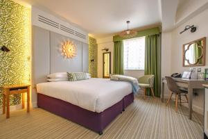 فندق ذا ميدز هيد في نورويتش: غرفة في الفندق مع سرير ومكتب