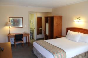 Un pat sau paturi într-o cameră la Travelodge by Wyndham Kamloops