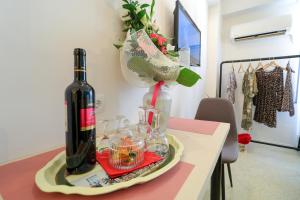 una bottiglia di vino seduta su un tavolo con bicchieri di Stylish, Comfy Suite in the Heart of Athens ad Atene