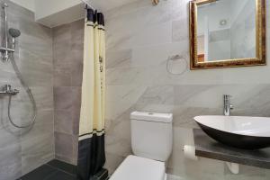 Kopalnica v nastanitvi Stylish, Comfy Suite in the Heart of Athens