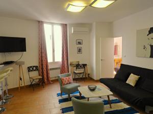 sala de estar con sofá y mesa en Viva Riviera - 10 Rue Florian, en Cannes