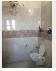 uma casa de banho com um WC branco num quarto em Angad home fully furnished Ac wifi included ground floor em Kharar