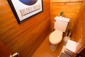 uma casa de banho com WC e uma fotografia na parede em Kunigami-gun - House / Vacation STAY 42281 em Onna