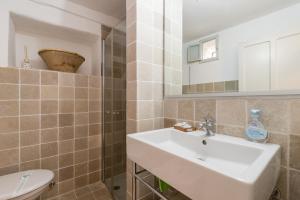 een badkamer met een wastafel en een toilet bij Casa Le Mura in Ostuni +62 foto's