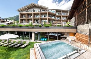 une vue extérieure sur un hôtel avec une piscine dans l'établissement Hotel Das Stachelburg, à Parcines