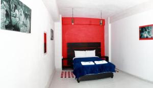 a bedroom with a bed and a red wall at Hotel Boutique Otomi cerca de Tolantongo in Cardonal +19 photos