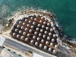 - une vue aérienne sur un bâtiment à côté de l'océan dans l'établissement Hotel Salsello, à Bisceglie