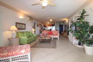 Beachfront Apartment in St. Lawrence Gap - Close To Your Every Need的休息区