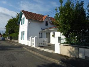 a white house on the side of a street at L'EPICERIE in Pau