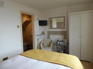 Un pat sau paturi într-o cameră la Rosegarth Guest House