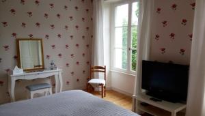 TV a/nebo společenská místnost v ubytování AU MANOIR DE LA BARRE