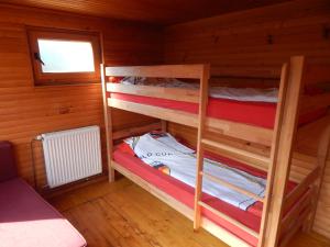 1 Schlafzimmer mit 2 Etagenbetten in einer Hütte in der Unterkunft Dzajicaa Buk Rooms - Noahs Ark in Konjic