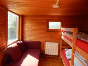 Habitación pequeña con 1 cama y 1 litera en Dzajicaa Buk Rooms - Noahs Ark, en Konjic
