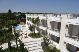uma vista aérea de um edifício com piscina em Santa Caterina Resort em Santa Caterina di Nardò