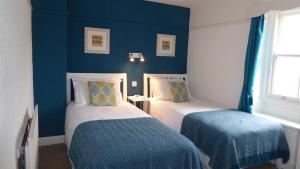 Een bed of bedden in een kamer bij Rosegarth Guest House