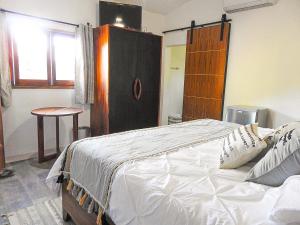 1 dormitorio con 1 cama grande y armario de madera en Villa San Juan Bed&Breakfast, en Nuevo Vallarta 