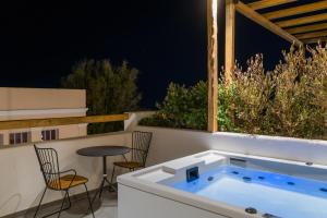 Piscina di Lemon Suites Santorini o nelle vicinanze
