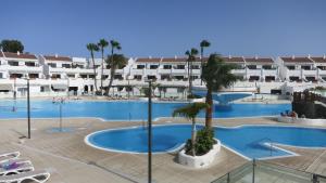 vista sulla piscina di un resort di Tenerife with impressive pool 315 a Costa Del Silencio