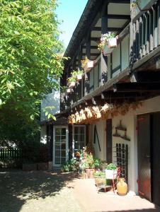 a building with plants on the side of it at Hotel garni & Oma's Heuhotel 'Pension zur Galerie' in Barby